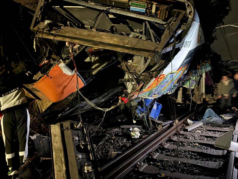 Cataluña vive jornada negra: un tren descarrila y otro choca contra un muro