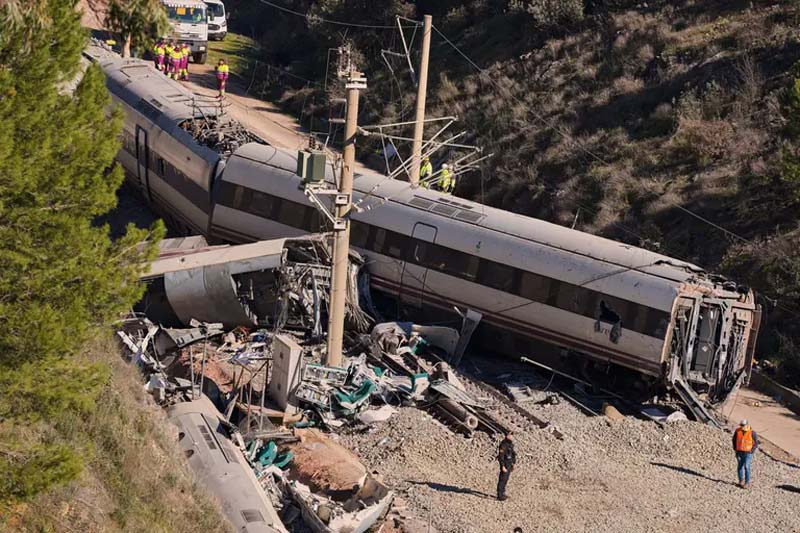 Cataluña vive jornada negra: un tren descarrila y otro choca contra un muro