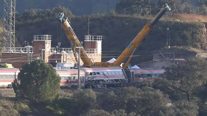 Cataluña vive jornada negra: un tren descarrila y otro choca contra un muro
