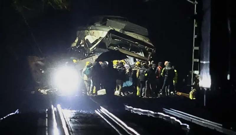 Cataluña vive jornada negra: un tren descarrila y otro choca contra un muro