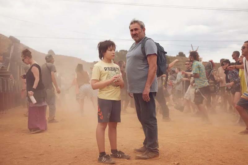 En el cine drama y suspenso con Sirát: Trance En El Desierto y comedia en Familia a la Deriva