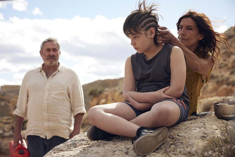 En el cine drama y suspenso con Sirát: Trance En El Desierto y comedia en Familia a la Deriva