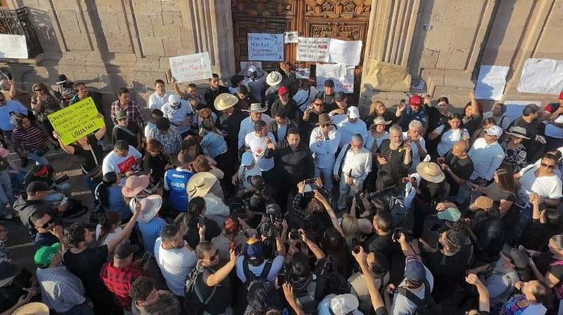 Rabia y reclamos prenden a Michoacán: toman Palacio tras crimen de Carlos Manzo