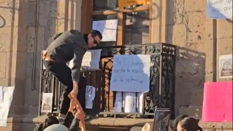 Rabia y reclamos prenden a Michoacán: toman Palacio tras crimen de Carlos Manzo