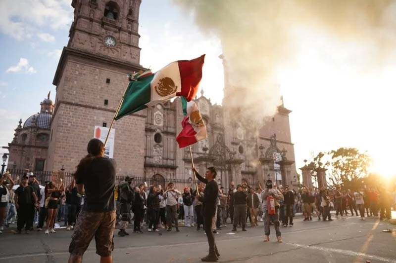 Rabia y reclamos prenden a Michoacán: toman Palacio tras crimen de Carlos Manzo