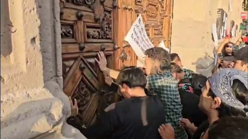 Rabia y reclamos prenden a Michoacán: toman Palacio tras crimen de Carlos Manzo