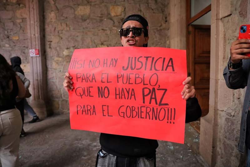 Rabia y reclamos prenden a Michoacán: toman Palacio tras crimen de Carlos Manzo