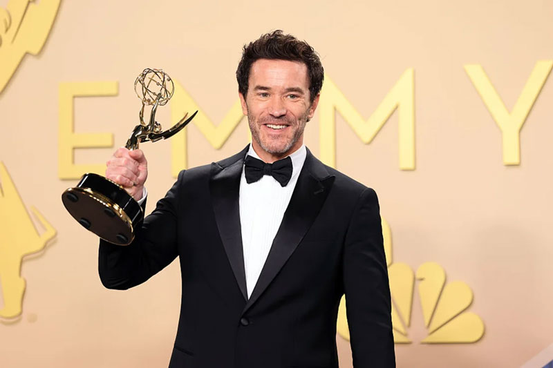 Tom Pelphrey, ganador del premio al mejor actor de reparto en una serie dramática por "Task", posa en la sala de prensa durante la 78.ª edición de los premios Primetime Emmy en el Peacock Theater el 14 de septiembre de 2026 en Los Ángeles, California.