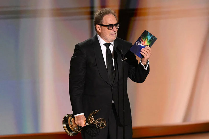 Stephen Root acepta el premio Emmy a mejor actor de reparto en una serie de comedia por "Widow's Bay".