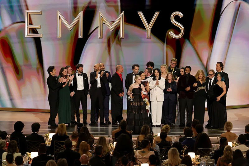 Katie Dippold acepta el premio a la mejor serie de comedia por "Widow's Bay" en el escenario durante la 78.ª edición de los premios Primetime Emmy en el Peacock Theater el 14 de septiembre de 2026 en Los Ángeles, California.