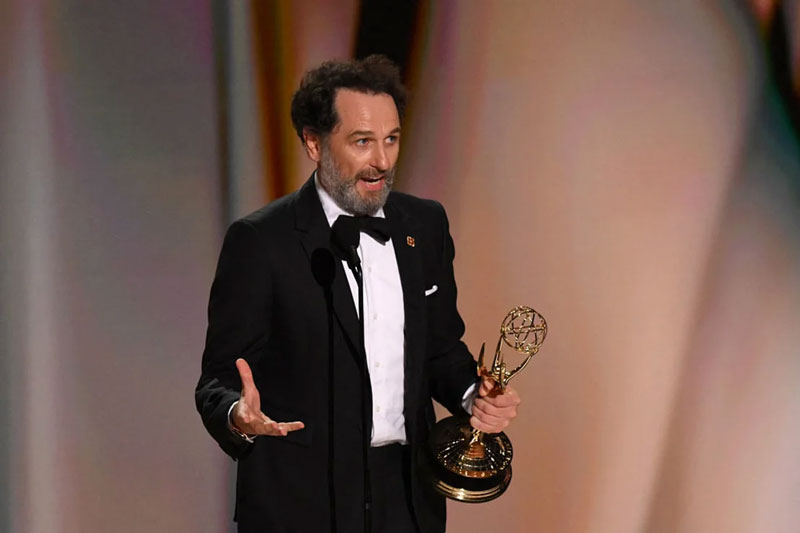El actor galés Matthew Rhys acepta el premio Emmy 2026 a mejor actor principal en una miniserie o antología.