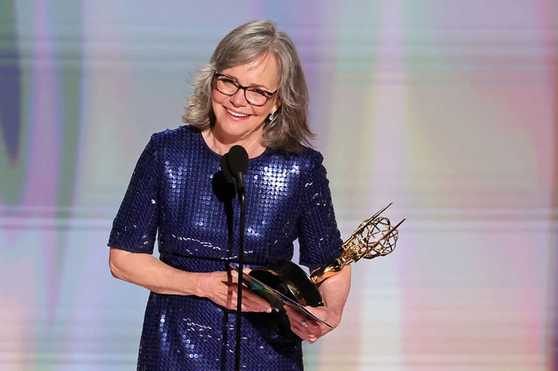 Sally Field acepta el premio a la mejor actriz principal en una serie limitada o de antología o película por "Remarkably Bright Creatures" en el escenario durante la 78.ª edición de los premios Primetime Emmy en el Peacock Theater el 14 de septiembre de 2026 en Los Ángeles, California.