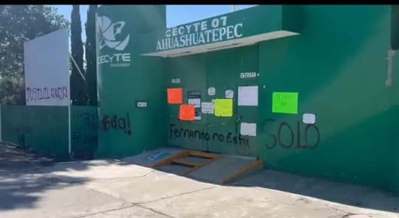 Entre gritos y empujones, director es retirado tras hallar a alumno calcinado en Tlaxcala