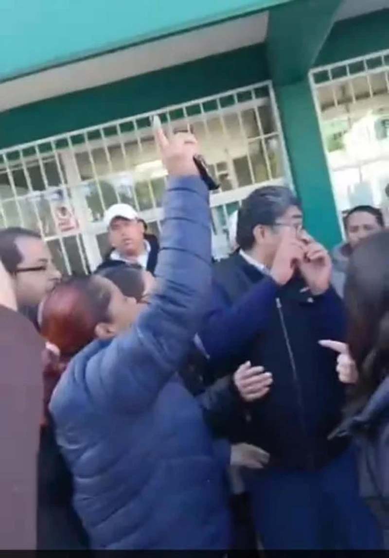Entre gritos y empujones, director es retirado tras hallar a alumno calcinado en Tlaxcala