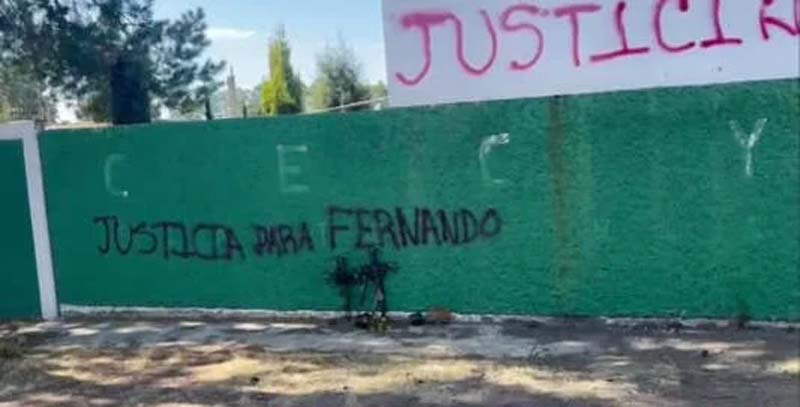 Entre gritos y empujones, director es retirado tras hallar a alumno calcinado en Tlaxcala
