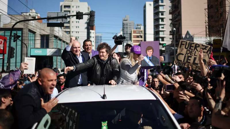Entre piedras y huevos, Milei huye de acto en Buenos Aires