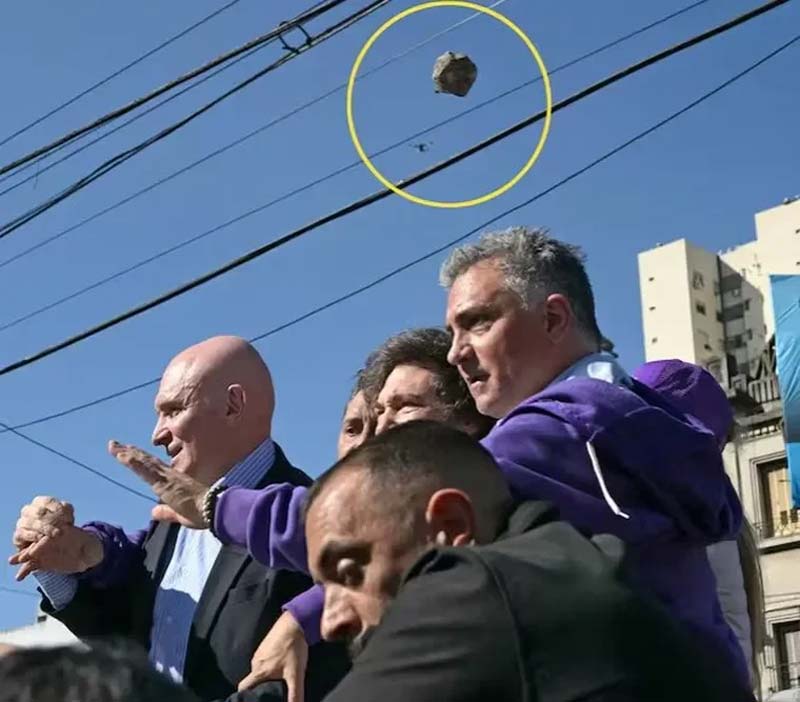 Entre piedras y huevos, Milei huye de acto en Buenos Aires