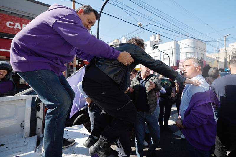 Entre piedras y huevos, Milei huye de acto en Buenos Aires