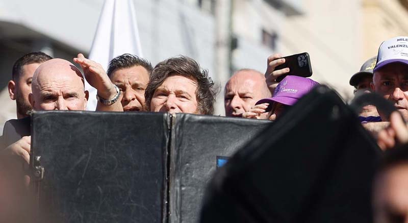 Entre piedras y huevos, Milei huye de acto en Buenos Aires