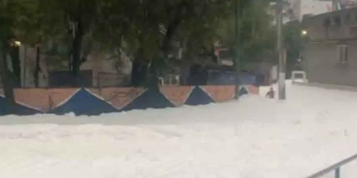 Espuma de aguas negras inunda calles de Naucalpan tras intensas lluvias