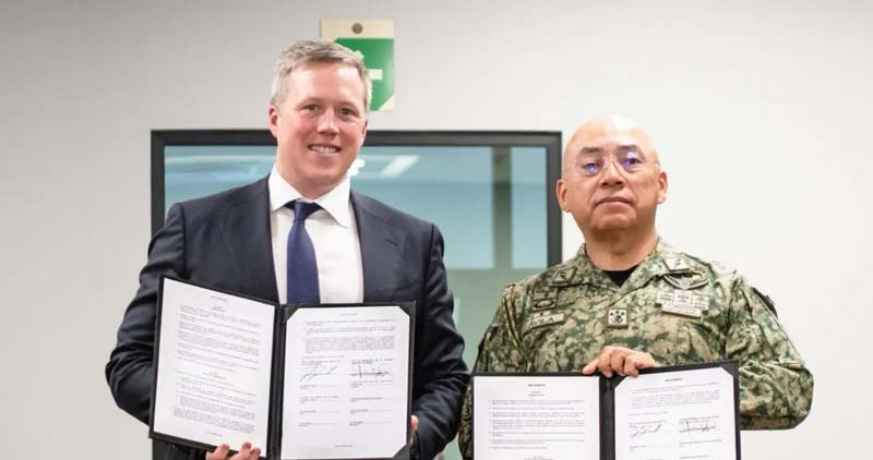 El secretario del Ejército de Estados Unidos, Daniel Driscoll, y el general de división Héctor Ávila Alcocer, comandante del Ejército mexicano.