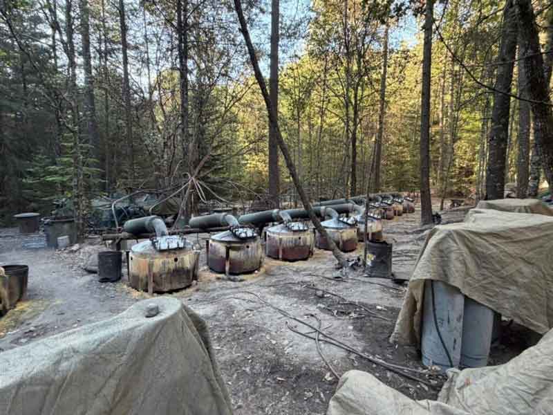 Autoridades desmantelaron un laboratorio clandestino de drogas sintéticas en Morelos, Chihuahua, durante un operativo realizado el 18 y 19 de abril de 2026.