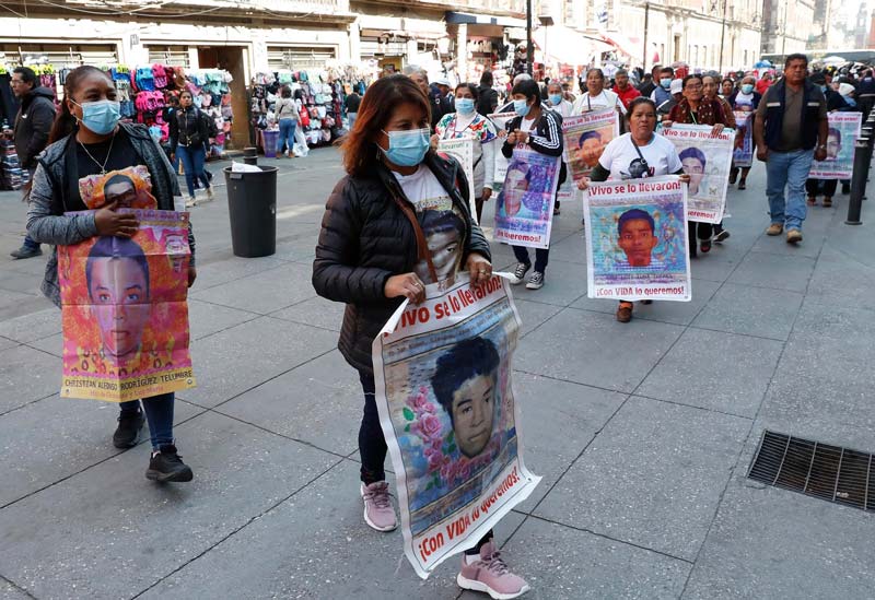 Padres de Ayotzinapa denuncian estancamiento tras encuentro con Sheinbaum
