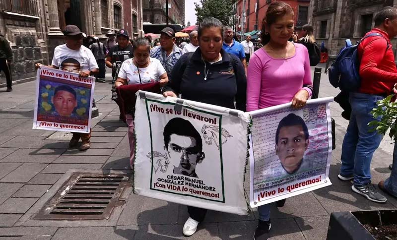 Padres de Ayotzinapa denuncian estancamiento tras encuentro con Sheinbaum