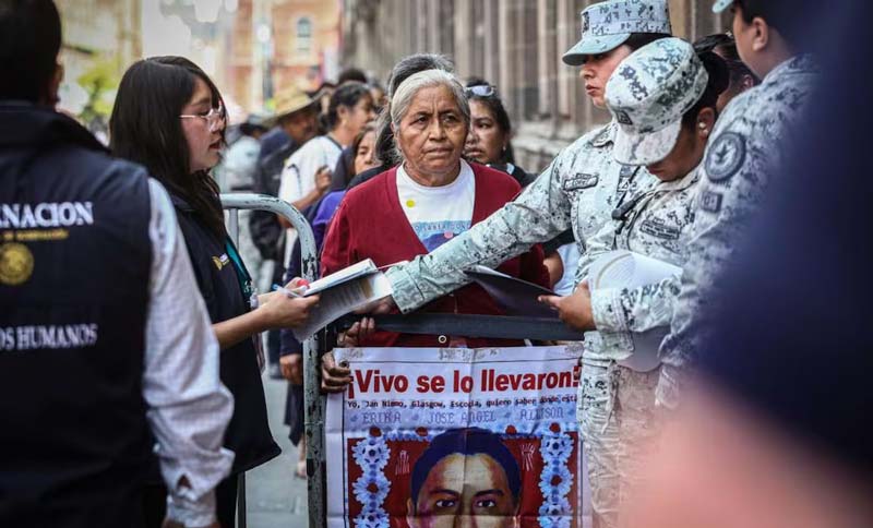 Padres de Ayotzinapa denuncian estancamiento tras encuentro con Sheinbaum