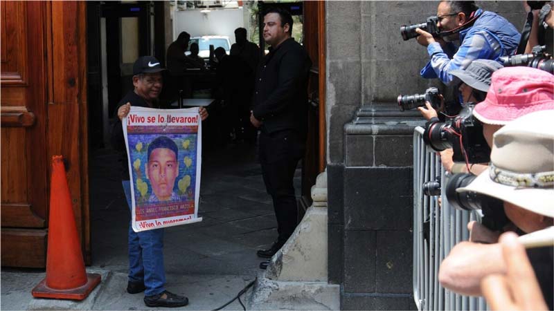 Padres de Ayotzinapa denuncian estancamiento tras encuentro con Sheinbaum