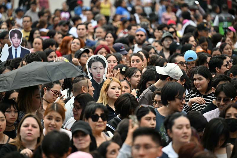 BTS causa furor en Palacio Nacional junto a Sheinbaum; miles acuden al Zócalo