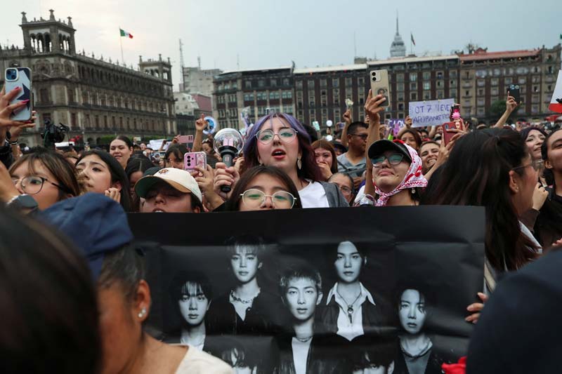 BTS causa furor en Palacio Nacional junto a Sheinbaum; miles acuden al Zócalo