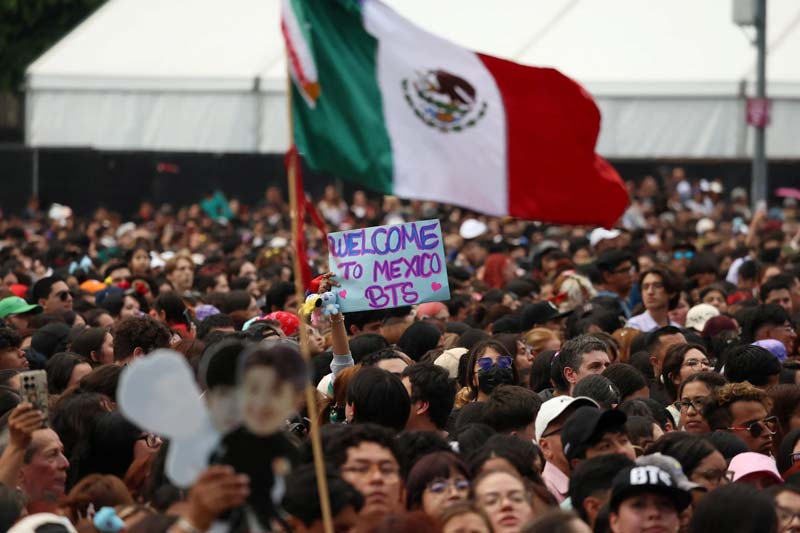 BTS causa furor en Palacio Nacional junto a Sheinbaum; miles acuden al Zócalo