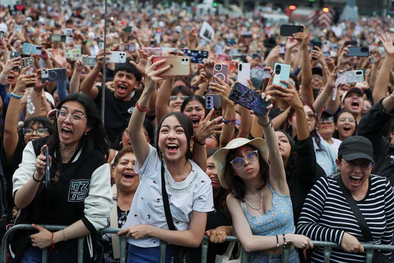 BTS causa furor en Palacio Nacional junto a Sheinbaum; miles acuden al Zócalo