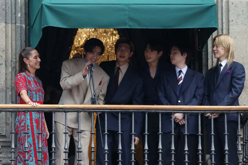 BTS causa furor en Palacio Nacional junto a Sheinbaum; miles acuden al Zócalo