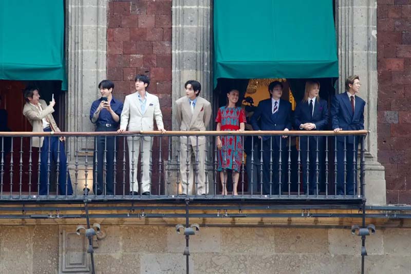 BTS causa furor en Palacio Nacional junto a Sheinbaum; miles acuden al Zócalo