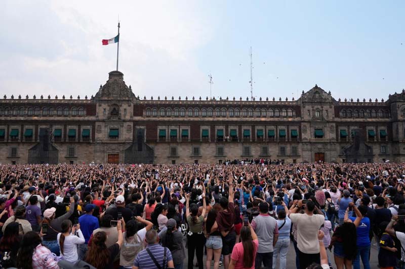 BTS causa furor en Palacio Nacional junto a Sheinbaum; miles acuden al Zócalo