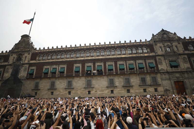 BTS causa furor en Palacio Nacional junto a Sheinbaum; miles acuden al Zócalo