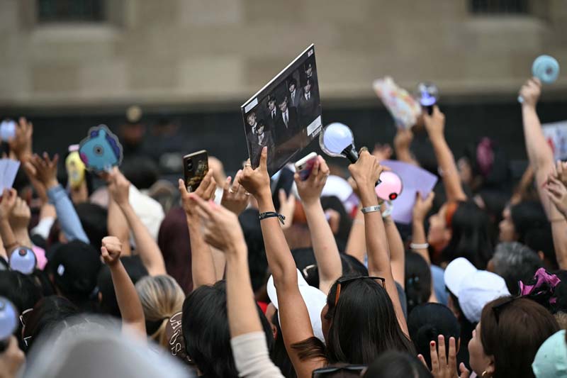 BTS causa furor en Palacio Nacional junto a Sheinbaum; miles acuden al Zócalo