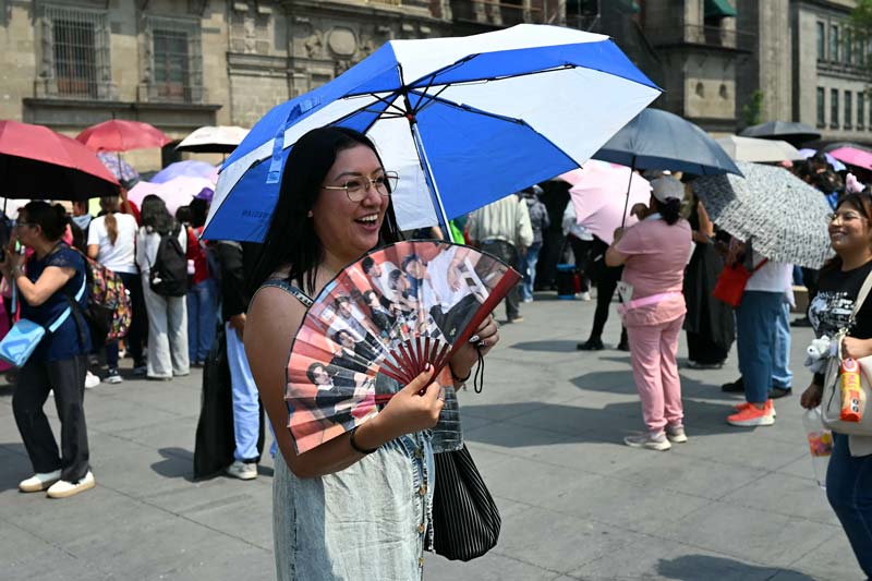 BTS causa furor en Palacio Nacional junto a Sheinbaum; miles acuden al Zócalo
