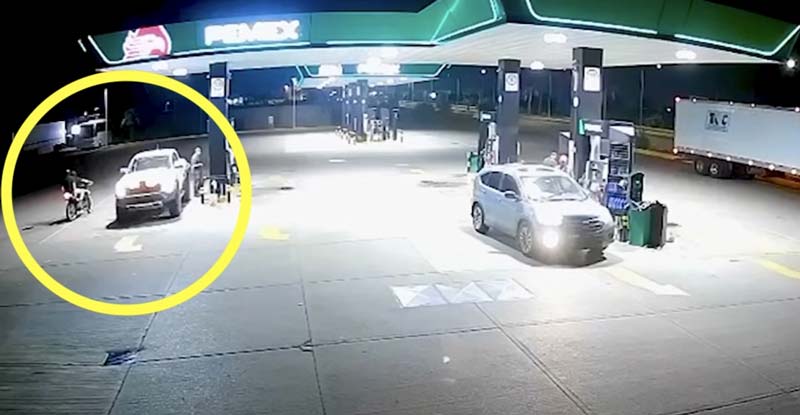 La primera versión señaló que el político fue víctima de un intento de robo en una gasolinera de Culiacán.