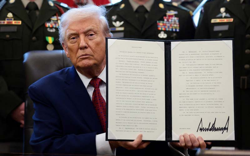 Consecuencias legales y geopolíticas Expertos indican que gran parte del fentanilo se produce en México, con químicos importados de China. La declaración como arma de destrucción masiva puede ampliar las acciones legales de Trump contra los cárteles. Legisladores y analistas advierten que los ataques podrían constituir crímenes de guerra, y la oposición demanda mayor supervisión en el Congreso. Trump adelantó que los ataques podrían ocurrir «en tierra» en cualquier país al sur de la frontera, más allá de Venezuela. Con información de SwissInfo