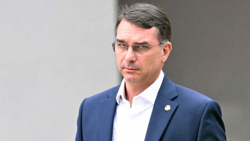Flávio Bolsonaro enfrenta señalamientos por supuestos escándalos revelados por su exsocio Alexandre Santini antes de la elección.