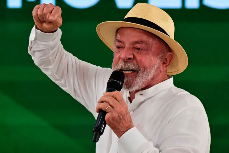 El presidente Lula da Silva criticó la salida de Flávio Bolsonaro de Brasil mientras enfrentaba una orden judicial.