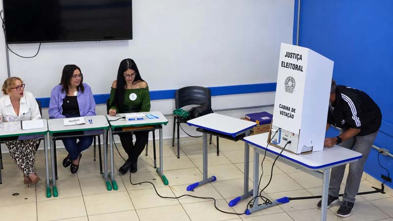 El presidente del TSE, Kassio Nunes Marques, ordenó mantener abiertos los centros de votación y confirmó la validez de los sufragios emitidos en las urnas que ya habían cerrado.