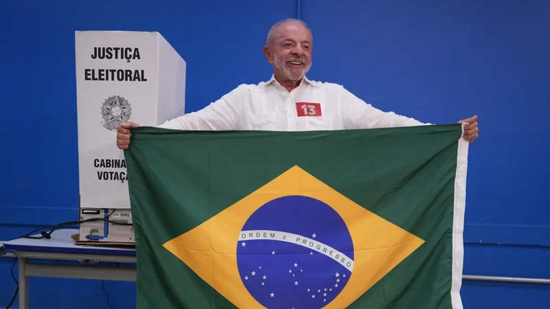 El Tribunal Superior Electoral de Brasil confirmó oficialmente la reelección de Luiz Inácio Lula da Silva la noche del domingo 25 de octubre.