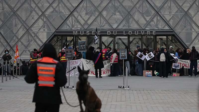 Estudiantes bloquearon los accesos al Museo del Louvre el 19 de octubre, impidiendo su apertura al público durante las protestas en París.