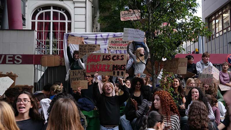 Estudiantes de secundaria protestaron en Francia para exigir mejores instalaciones escolares, mayor inversión educativa y mejores condiciones de aprendizaje.