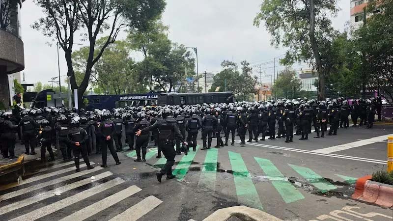 Megaoperativo frena marcha de la CNTE rumbo al estadio del Mundial 2026