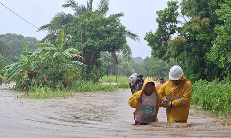 El desbordamiento de los ríos Coatzacoalcos y Aguadulcita provocó inundaciones en viviendas y calles del sur de Veracruz.